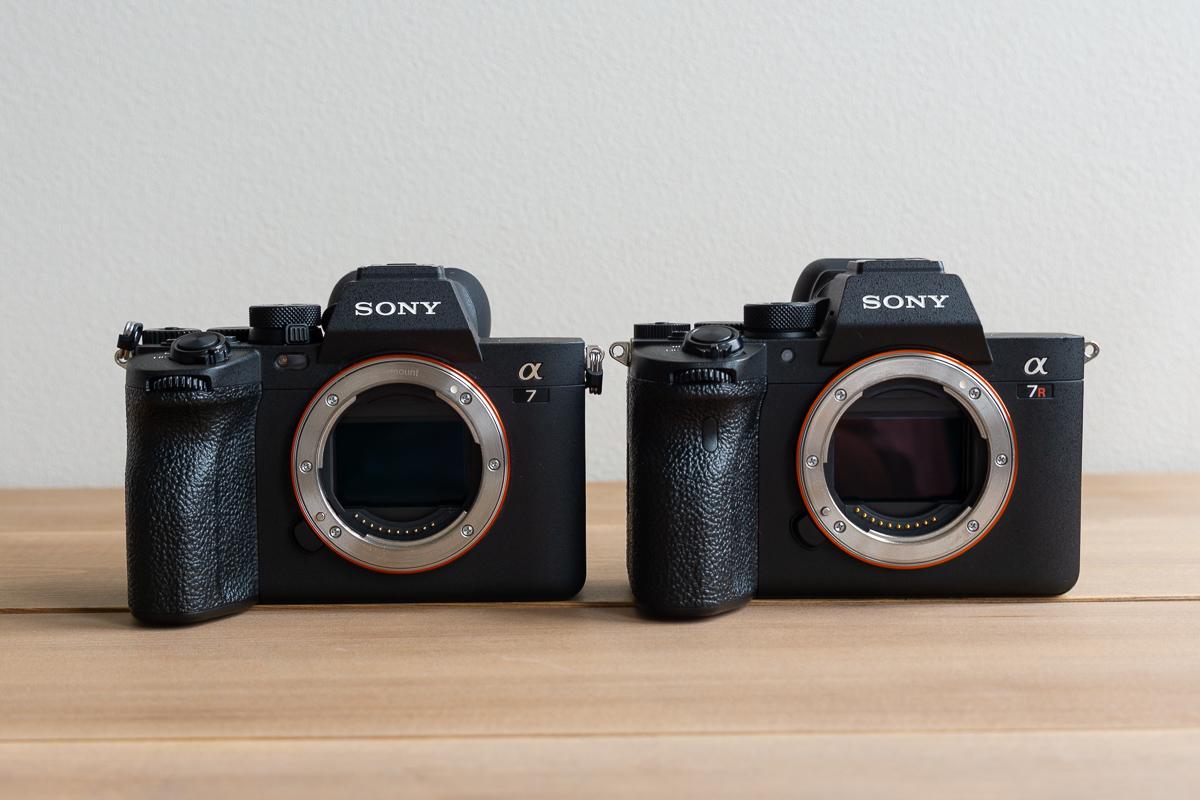 α7 IVとα7R IVの正面外観比較