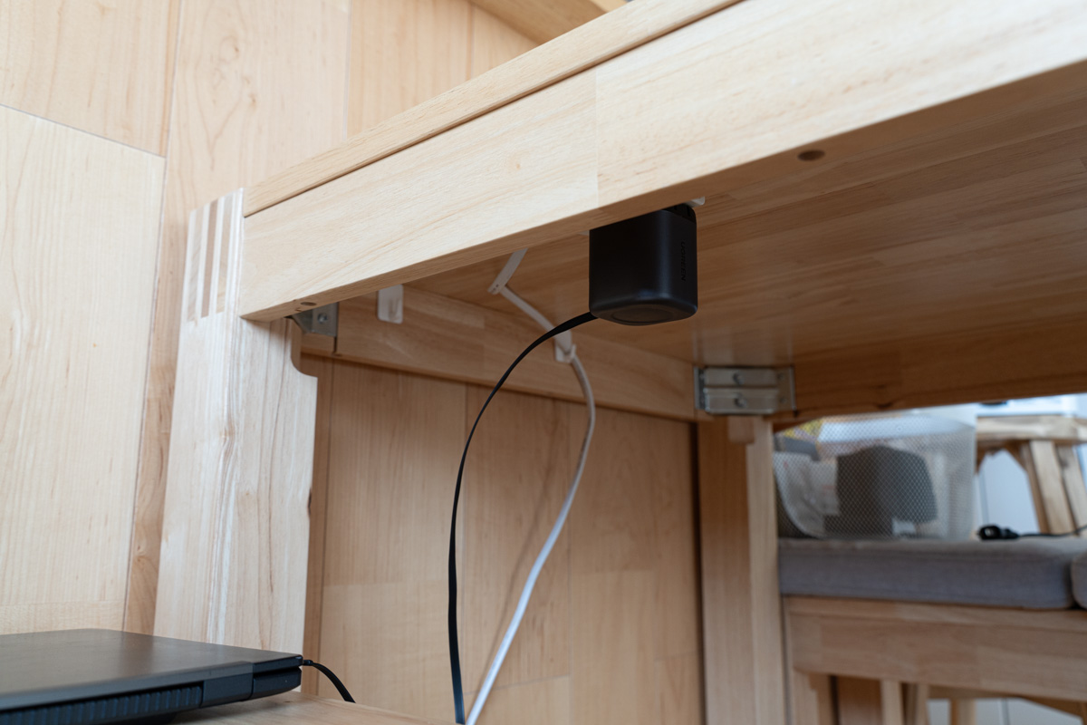 デスク下に設置したMacBook用UGREEN USB-Cケーブル収納タイプ充電器