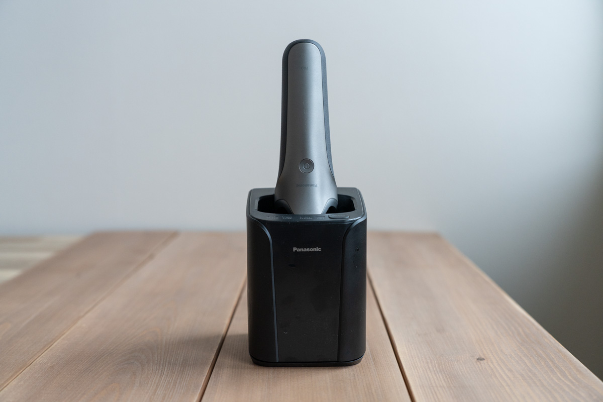 ラムダッシュPRO 5枚刃 全自動洗浄充電器に収納しているところ