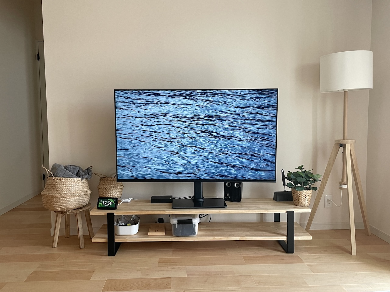テレビスタンドに交換して高さを調整したソニーBRAVIAの設置例(正面)