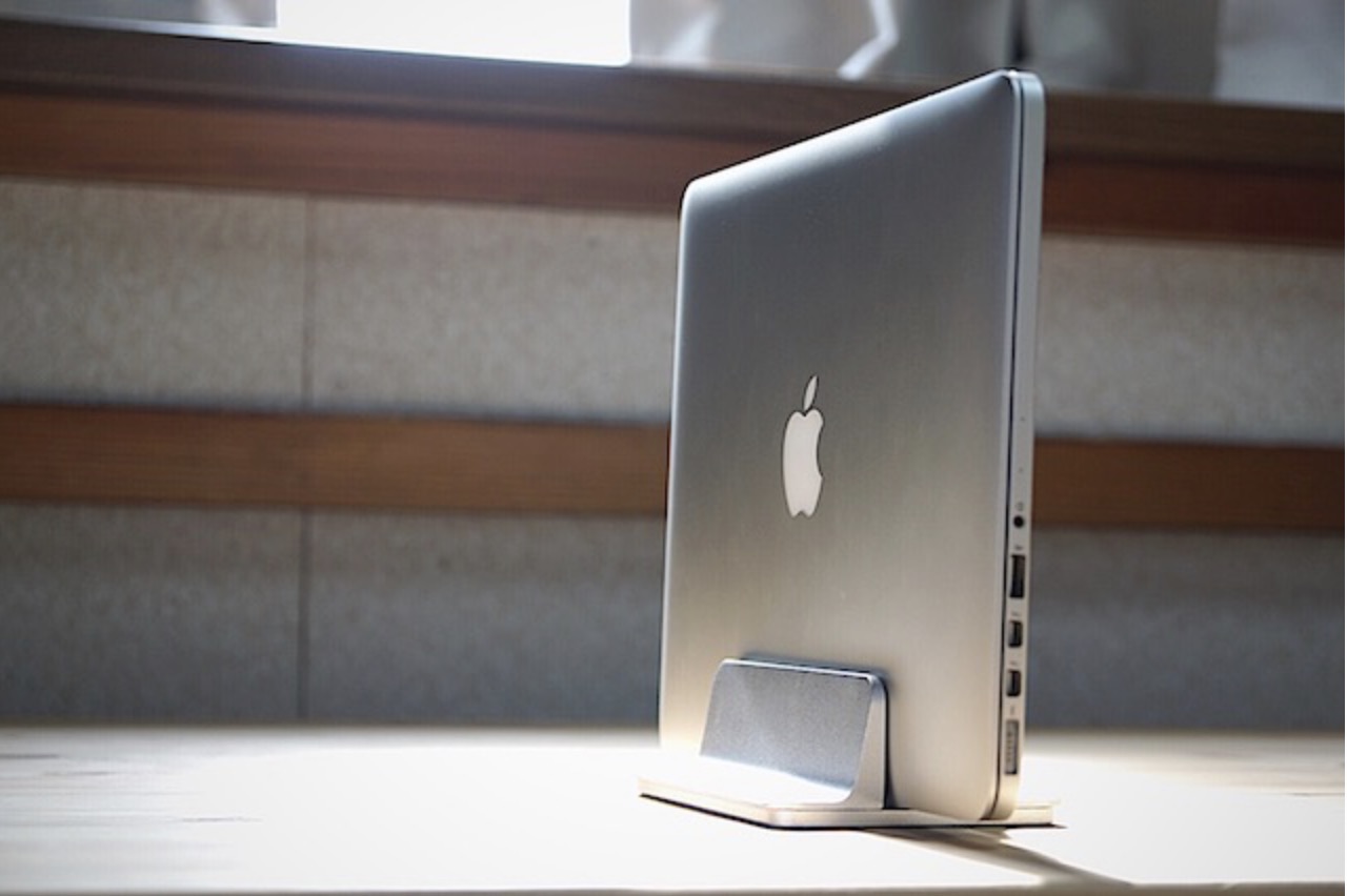 MacBook Proをアルミスタンドに縦に押している